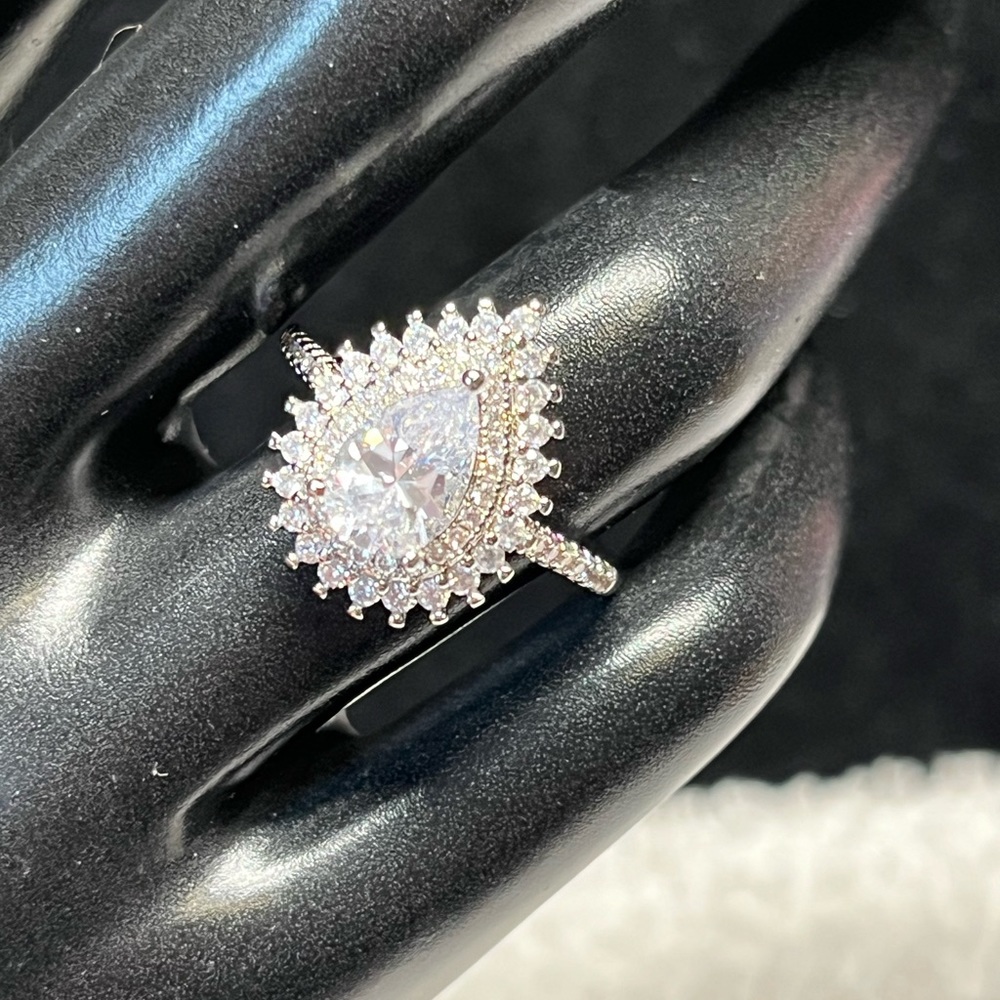 💕👛💍- sterling silver pear shaped halo ring